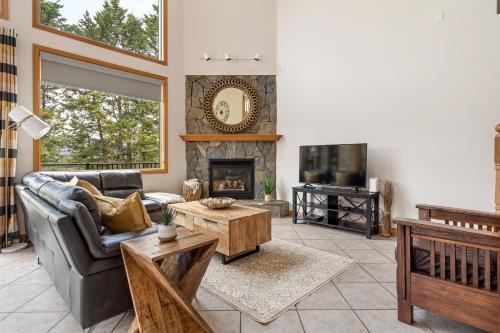 East Kootenay Apartment | Chateau Lawrence, Pool Table, Kids' Gaming Room