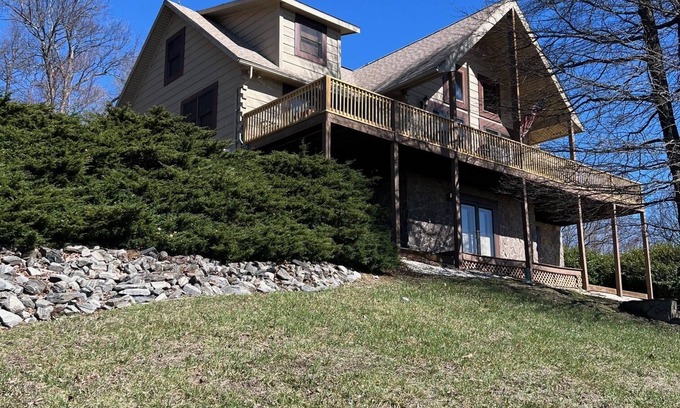 Fancy Gap House | Chateau SMA retreat is located near the Blue Ridge parkway, Fancy Gap, VA.