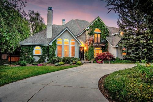 Snowbird House | Chateau Woodlands in Salt Lake with Guesthouse and Hot Tub
