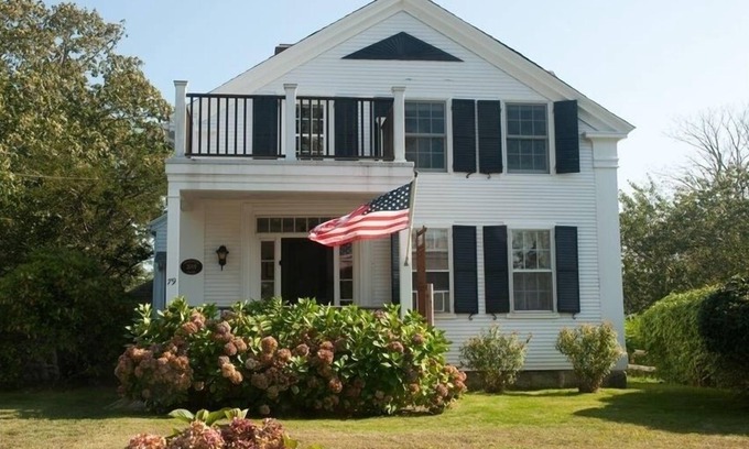 Chatham Apartment | Chatham Village: Lovely 1-Bedroom Apartment in Antique Home