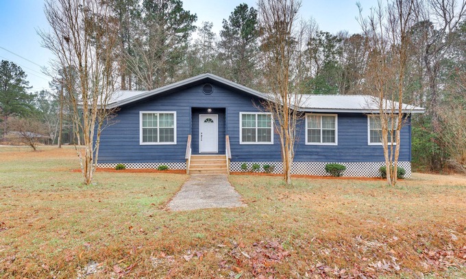 Chatom House | Chatom Retreat w/Furnished Deck & Wooded Views!