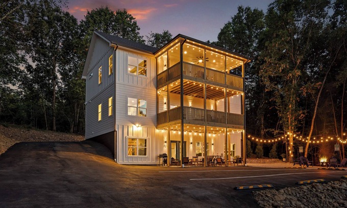 Rossville House | Chatt Vistas-6bdr 6ba-3 Story-Theater-HotTub-Sleeps 15+