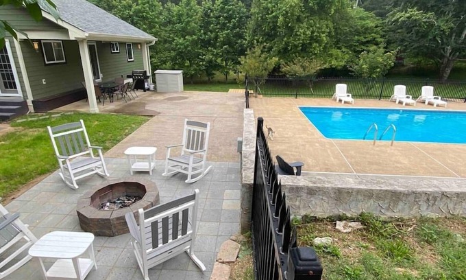 McDonald House | Chattanooga Country Home + Pool + Firepit-relaxing + Dog-friendly