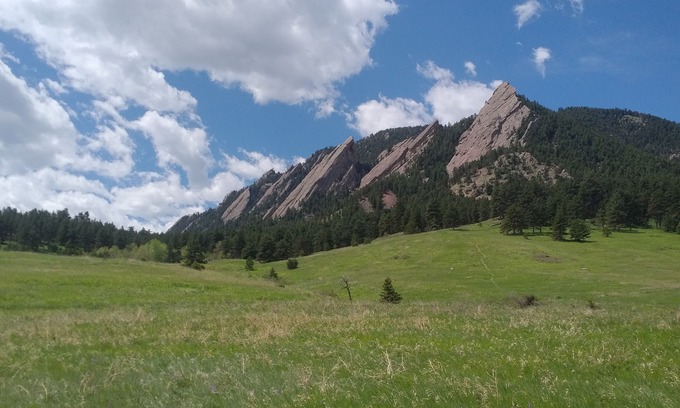 Lower Chautauqua House | Chautauqua Retreat - walk to Flatirons, CU campus, close to Pearl St/Downtown
