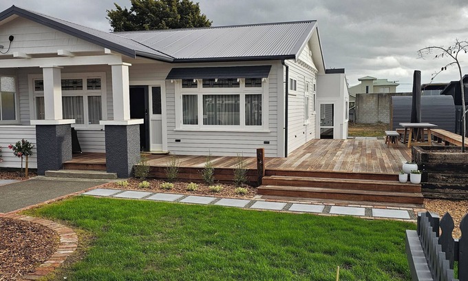 Martinborough House | Che Bella on Naples. Fully Restored 2 Bedroom. 2 minute walk to the Square.