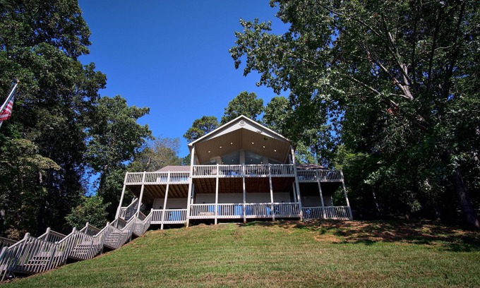 La Follette House | Checkout this beautiful lakefront home on Norris Lake! Open Christmas/New Years!