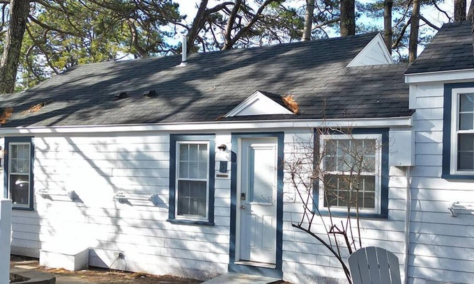 Ocean Park Cottage | Cheerful 1 bedroom cottage only 50ft from beach