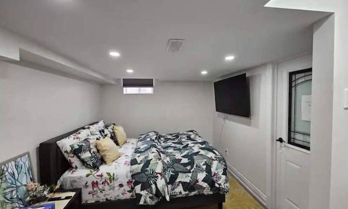 Ajax House | Cheerful 1 Bedroom Apartment with kitchennete