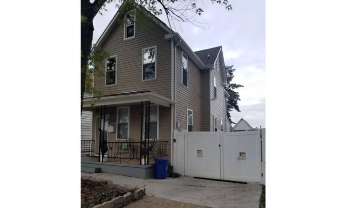 Downtown Baltimore House | Cheerful 1 bedroom, BASEMENT ONLY, fridge, microwave, private entrance.