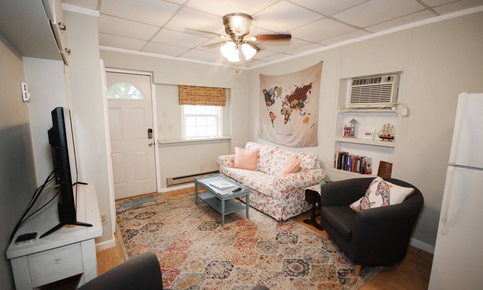 Coloma House | Cheerful 1 bedroom, Close to Beaches, Central Location