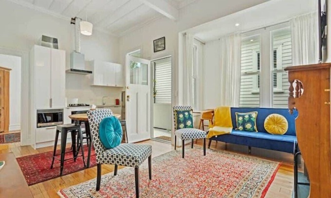 Auckland House | Cheerful 1 bedroom home with Free Parking