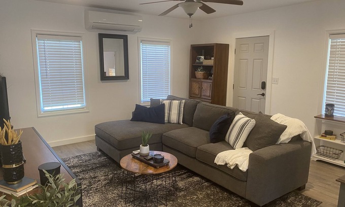 Lynden House | Cheerful 1 Bedroom House in the Middle of Town