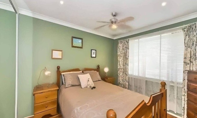 Kingswood House | Cheerful 13 Bedrooms with free Parking