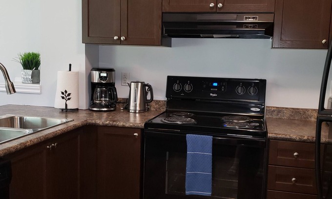 Highland West House | Cheerful 2 Bdrm house, free Netflix, free parking for 2 cars