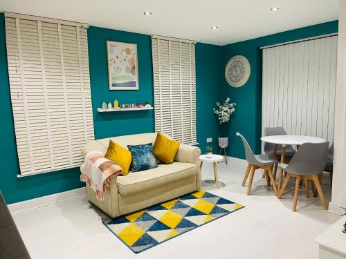 Wakefield House | Cheerful 2-bed townhouse in Wakefield with parking