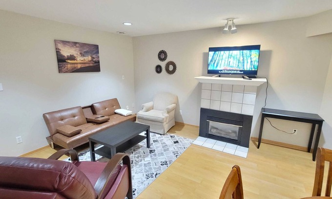 Grand Boulevard House | Cheerful 2 bedroom basement suite w/free parking CARS/RV