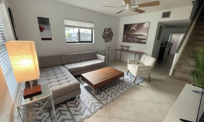 Imperial Point House | Cheerful 2 bedroom townhouse with pool