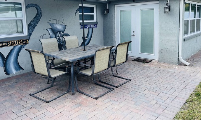 New Port Richey House | Cheerful 2 bedroom. Great patio spaces.