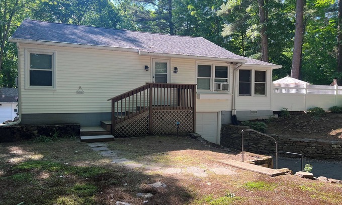 Brimfield Cottage | Cheerful 2 bedroom cottage with lake access close to Sturbridge line