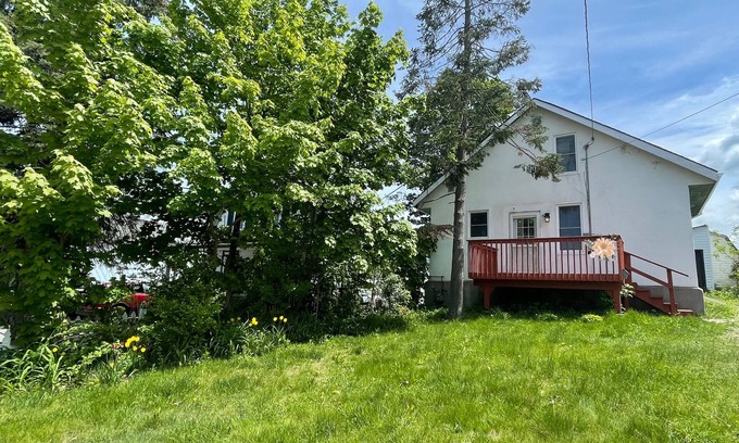 Midland Cottage | Cheerful 2-bedroom Cottage in Georgian Bay