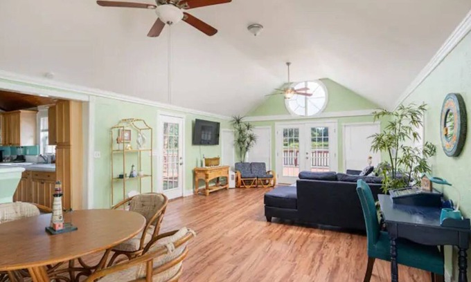 Los Fresnos Cottage | Cheerful 2 Bedroom Cottage with fishing deck!