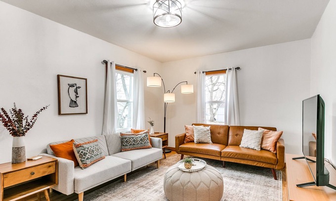 Des Moines House | Cheerful 2 Bedroom Home only a mile to Fairgrounds