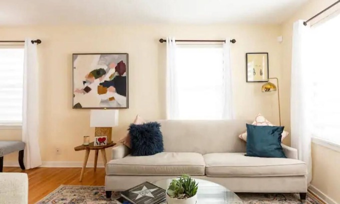 Macalester - Groveland House | Cheerful 2- bedroom home in the heart of Saint Paul nMac-Groveland/Highland Park