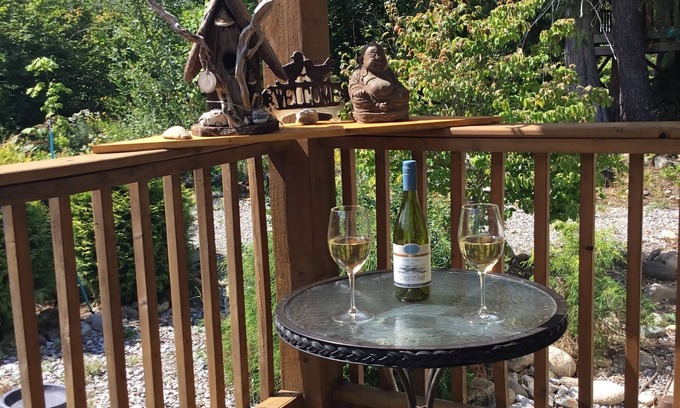 Laidlaw House | Cheerful 2 bedroom home, lovely views in Dogwood Valley 10 minutes from Hope, BC