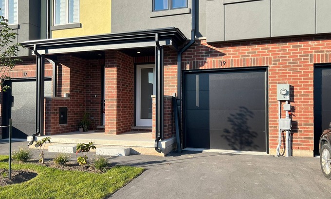 Pelham House | Cheerful 2 bedroom house in a quiet neighborhood.