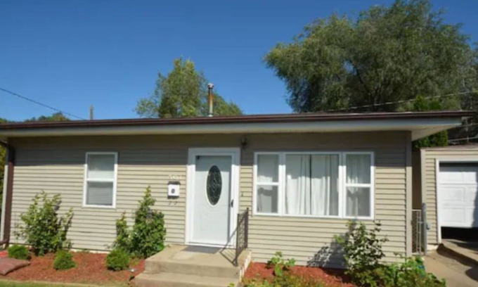 Woodbury County House | Cheerful 2-bedroom Quite Cottage near Hospitals!