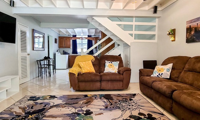 New Kingston House | Cheerful 2 - Bedroom Townhouse with free parking in New Kingston