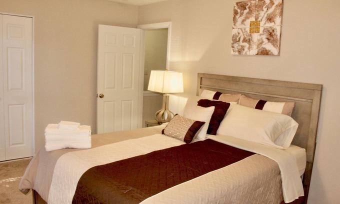 Tucker House | Cheerful 2 bedroom townhouse with indoor Fireplace