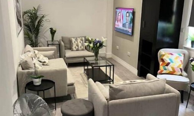 Whittington House | Cheerful 2 bedroom townhouse with free parking.
