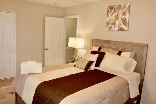 Tucker House | Cheerful 2 bedroom townhouse with indoor fireplace