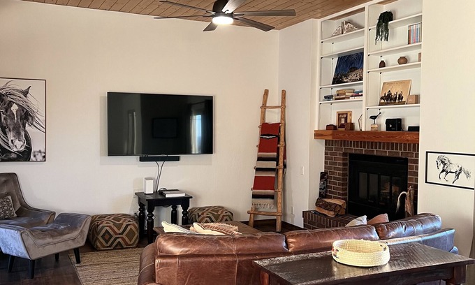 Tramway Terrace House | Cheerful 2-bedroom Northeast Albuquerque home