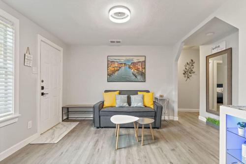 Cedar Crest Apartment | Cheerful 2BR Home 10 Minute to Downtown