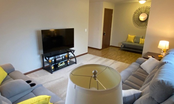 Neenah House | Cheerful 2BR near I41