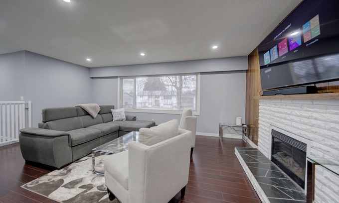 Delta House | Cheerful 3 bdrm home w/Parking and large backyard