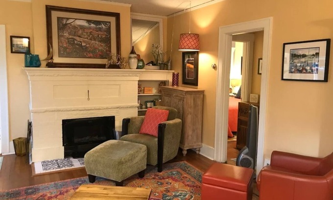 West Seattle House | Cheerful 3 Bdrm w/Kitchen & LR in West Seattle
