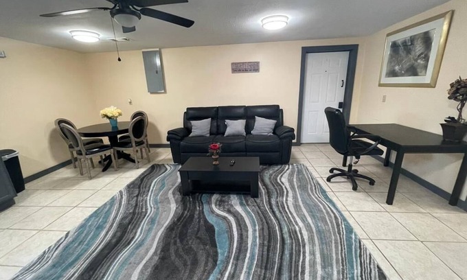 Oak Park House | Cheerful 3 Bed Room Residential home in a Quiet City, Lyons GA