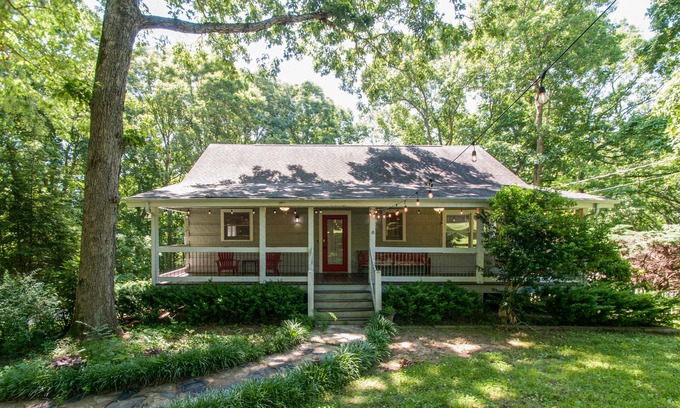 Kingston Springs Cabin | Cheerful 3 Bedroom Cabin in the Trees with 2 KINGS