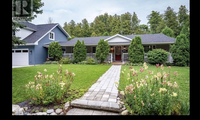 Port Elgin Cottage | Cheerful 3 Bedroom Cottage 2 Minute walk to the Beach on Beautiful Lake Huron