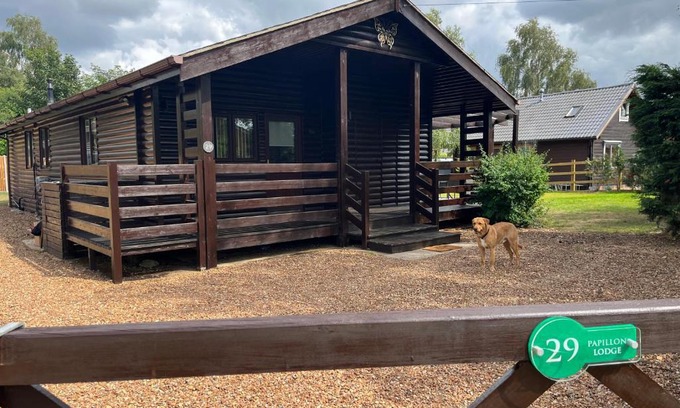 Pentney House | Cheerful 3-bedroom cabin with hot tub