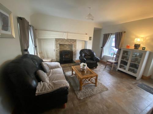 Shanavooneen Apartment | Cheerful 3 bedroom country farm house
