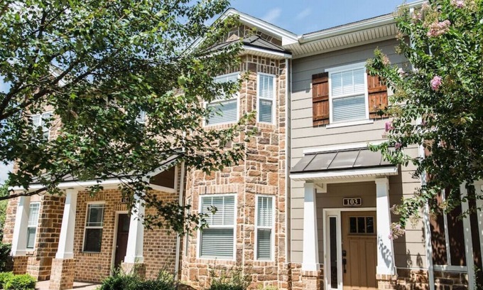 Cornerstone House | Cheerful 3 bedroom house with parking on site