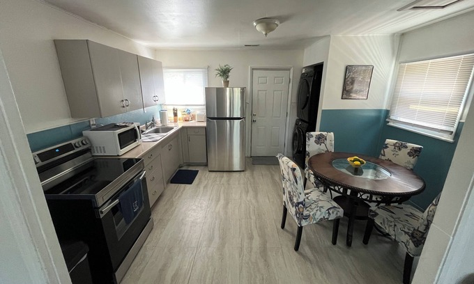 Vandalia House | Cheerful 3 bedroom home