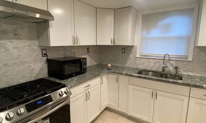 Chester House | Cheerful 3 bedroom home free parking on premise