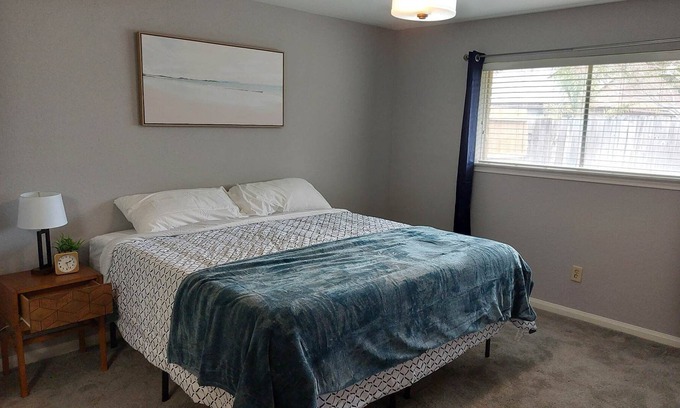 Houston House | Cheerful 3 Bedroom Home with Garage Parking