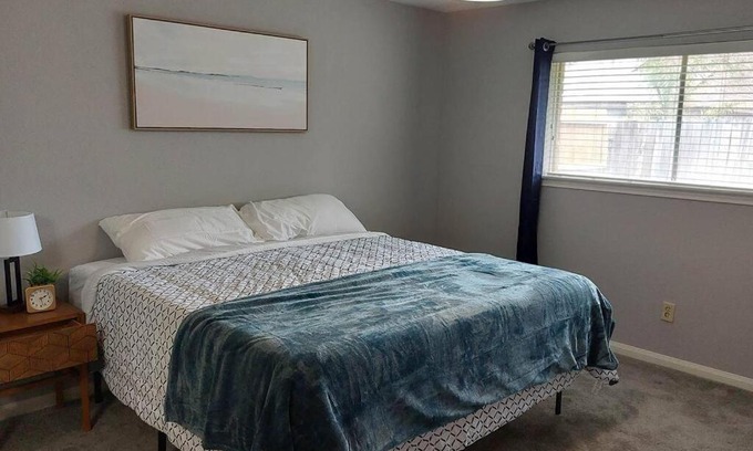 Houston House | Cheerful 3 Bedroom Home with Garage Parking