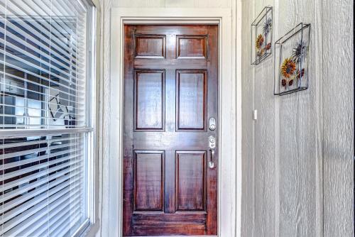 Northeast Houston House | Cheerful 3-bedroom home with indoor fireplace